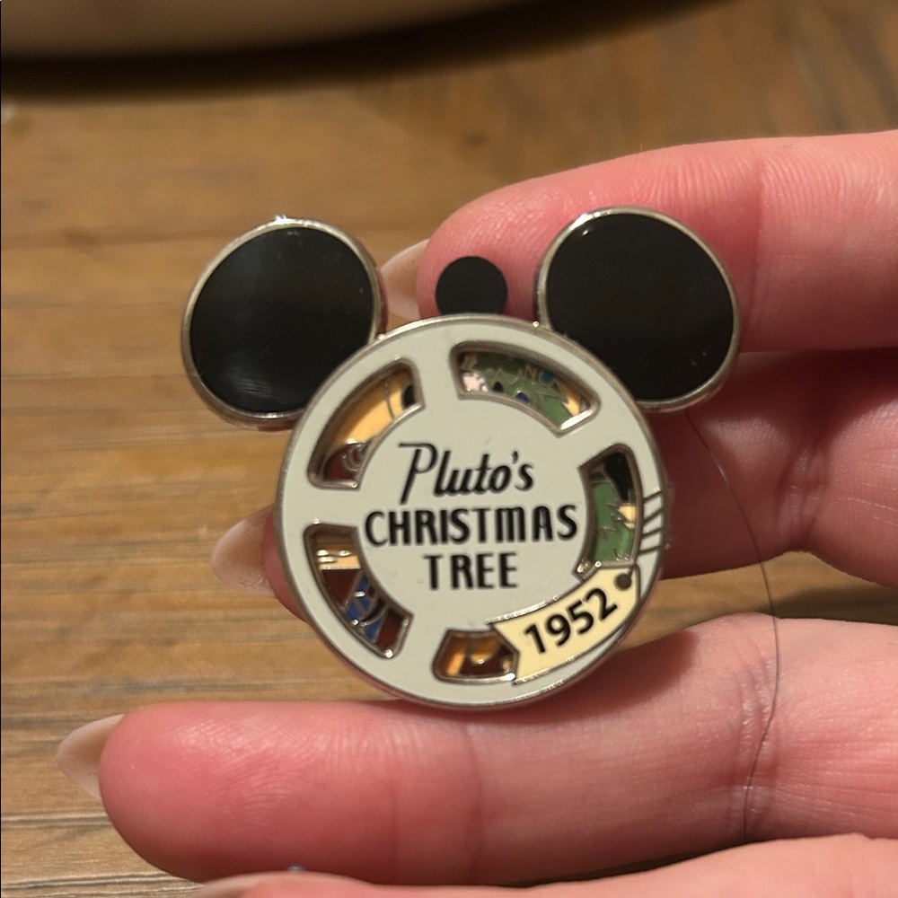 Disney Plutos Christmas Tree Limited Edition Pin